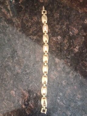 Vintage Napier 1988 Pat 4774743 Gold Tone Faux Pearl Oval Link 7.5" Bracelet Sig